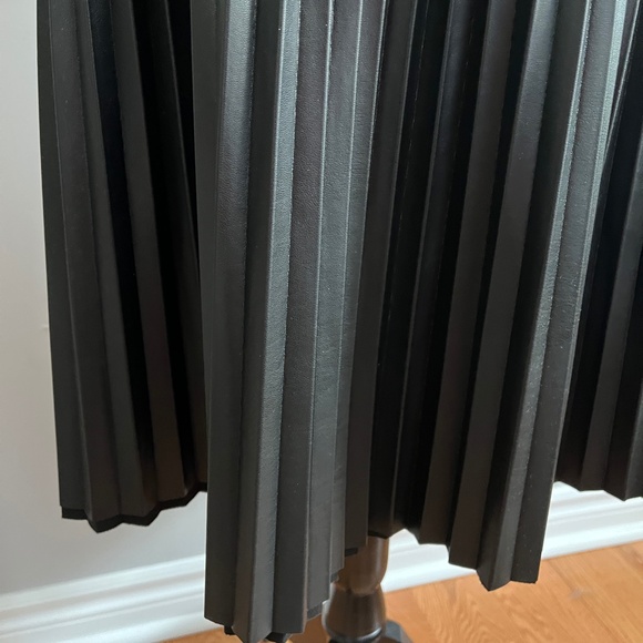 Pleated skirt Black Faux Leather Size 1X Joe Fresh - Picture 4 of 5